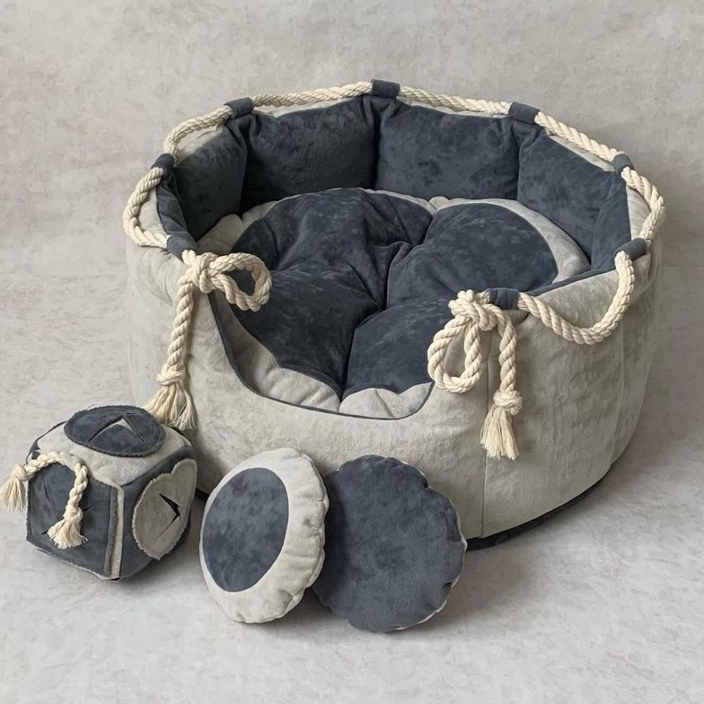Panier et jouets gris et crème