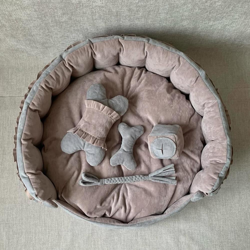 Panier et jouets roses