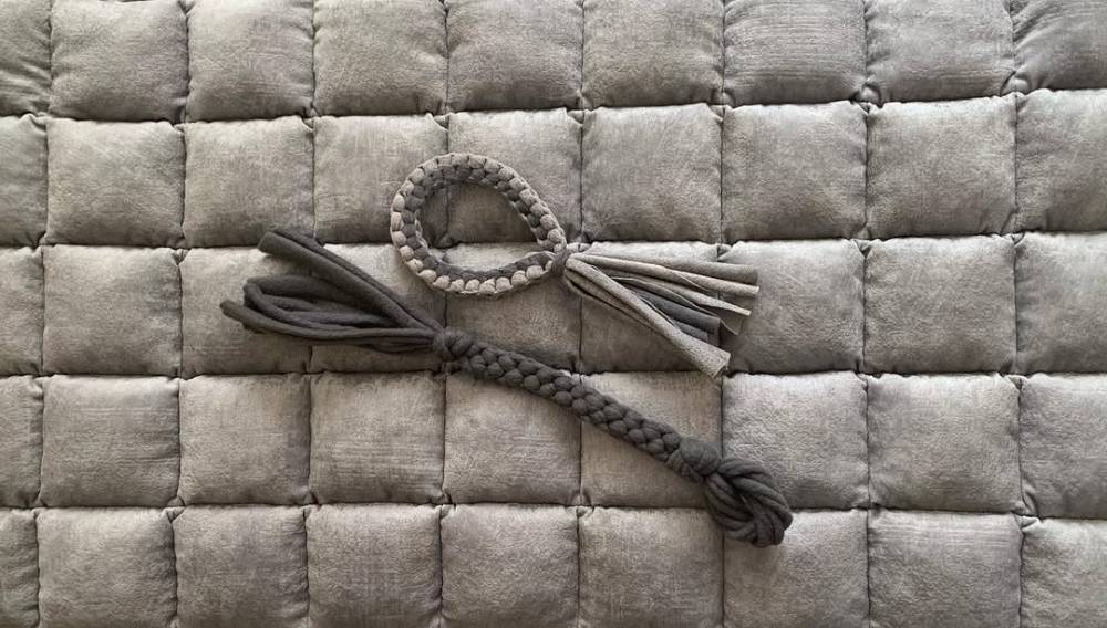 Jouets et tapis beige